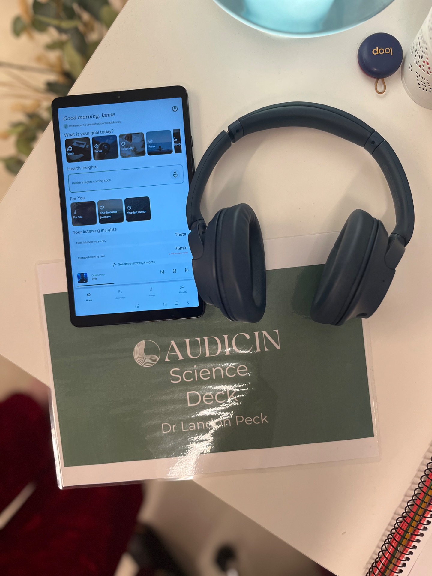 Audicin kuulokkeet ja ohjauspanelin saa mukaan kapseliin halutessaan.