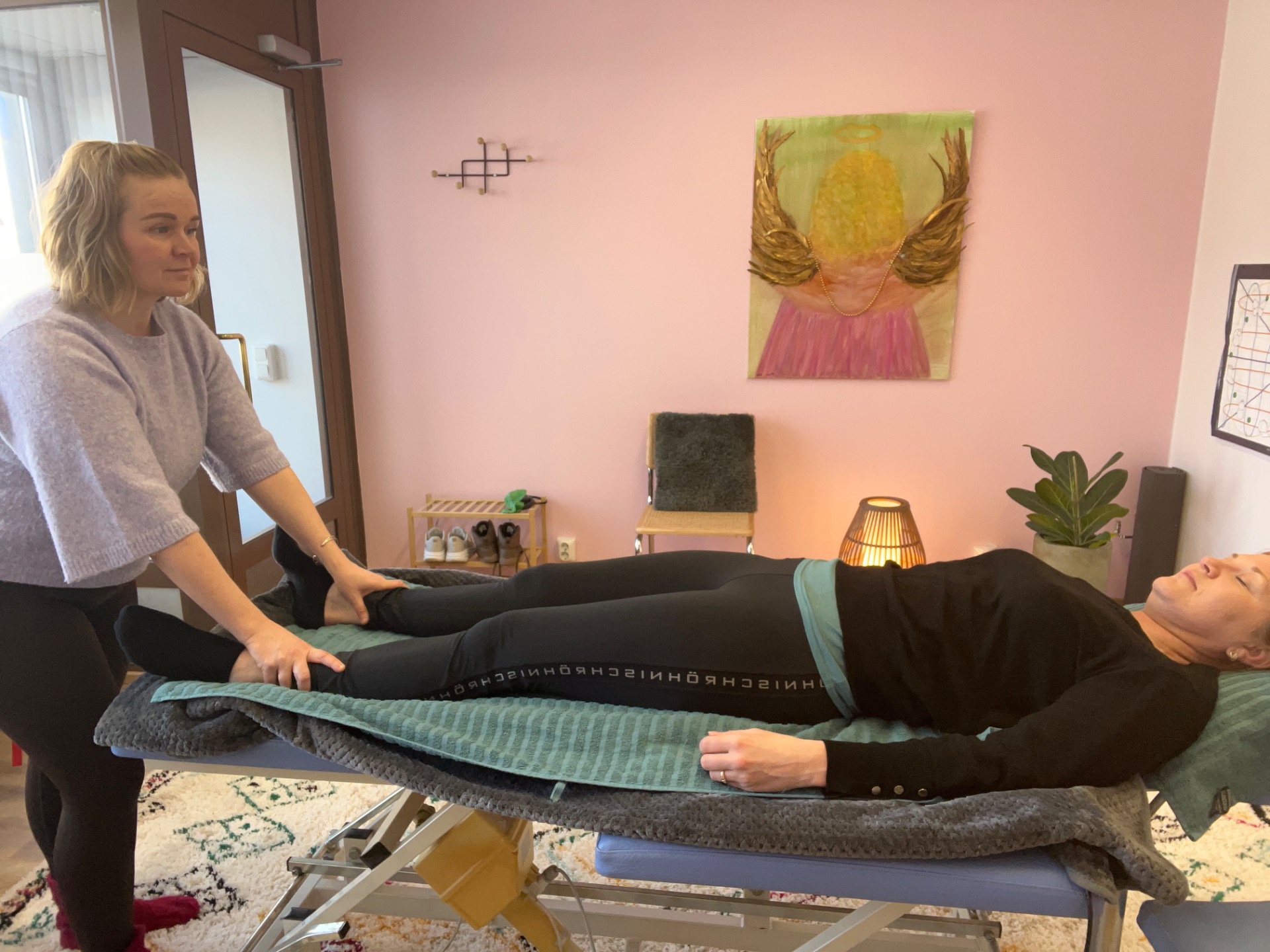 Kuvassa tasapainotan asiakkaan pelkohalvausrefleksiä vastaanotolla. 