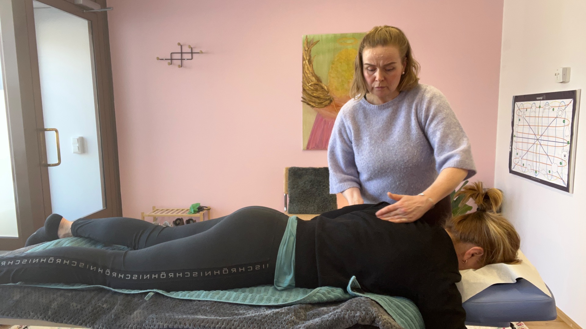 Kuvassa tasapainotan asiakkaan Landau-refleksiä. 